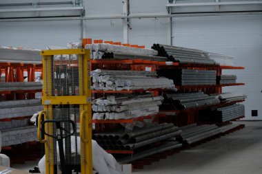 Almaty / Kazakistan - 08.18.2020: Metal ve plastik ürünler raflara serilmiştir. Metal yapıların üretimi için fabrika.