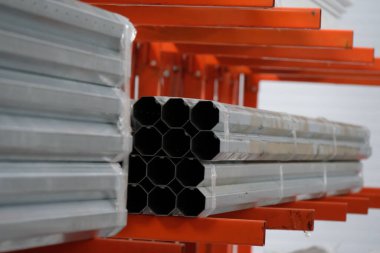 Almaty / Kazakistan - 08.18.2020: Metal ve plastik ürünler raflara serilmiştir. Metal yapıların üretimi için fabrika.