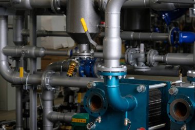 Almaty / Kazakistan - 08.18.2020: Metal borular ve aralarındaki bağlantılar. Yapı üretimi için fabrika.