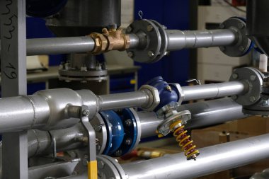 Almaty / Kazakistan - 08.18.2020: Metal borular ve aralarındaki bağlantılar. Yapı üretimi için fabrika.