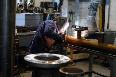 Almaty / Kazakistan - 08.18.2020: Metal borular ve aralarındaki bağlantılar. Yapı üretimi için fabrika.