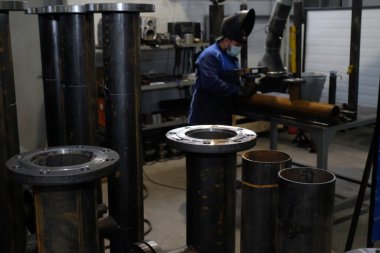 Almaty / Kazakistan - 08.18.2020: Metal borular ve aralarındaki bağlantılar. Yapı üretimi için fabrika.