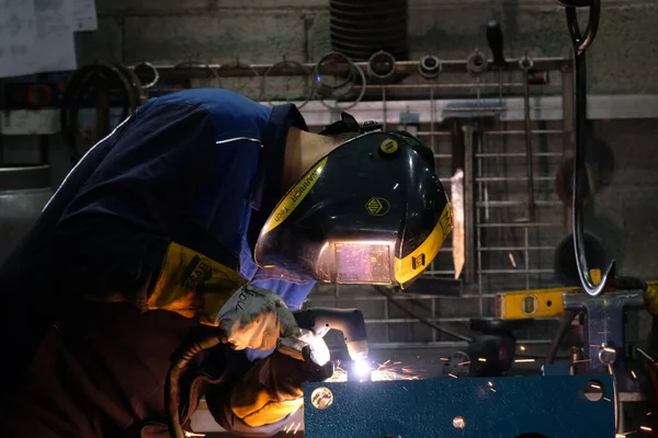 Almaty Kazachstan 2020 Zakład Produkcji Konstrukcji Metalowych Pracownicy Montują Produkt — Zdjęcie stockowe