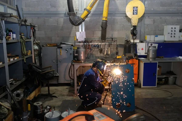 Almaty Kazakistan 2020 Metal Yapılar Fabrikasının Işçileri Boru Kaynakçılığıyla Meşgul — Stok fotoğraf