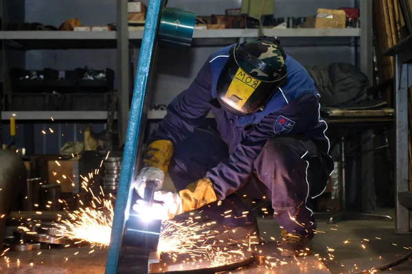 Almaty Kazachstan 2020 Pracownicy Zakładu Konstrukcji Metalowych Zajmują Się Spawaniem — Zdjęcie stockowe