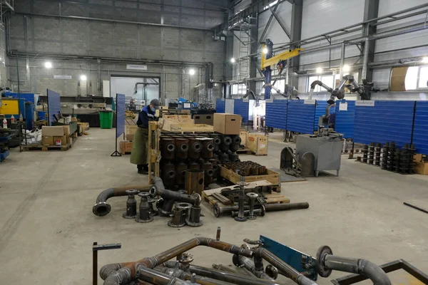 アルマティ カザフスタン 2020 金属構造物の生産のための工場 労働者は特殊装置に製品を組み立て — ストック写真