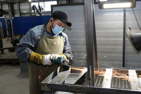 Almaty Kazachstan 2020 Pracownicy Zakładu Konstrukcji Metalowych Zajmują Się Spawaniem — Zdjęcie stockowe