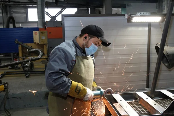 Almaty Kazakistan 2020 Metal Yapılar Fabrikasının Işçileri Boru Kaynakçılığı Ile — Stok fotoğraf