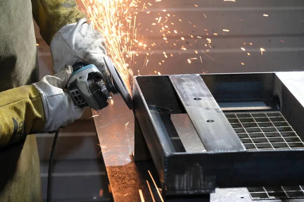 Almaty Kazachstan 2020 Szlifowanie Wyrobów Metalowych Fabryce Pracownik Trzyma Narzędzie — Zdjęcie stockowe