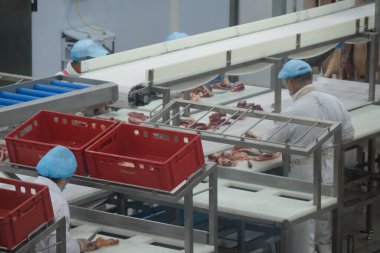 Almaty / Kazakistan - 08.18.2020: Sosis ve et ürünleri üretim fabrikası. İşçiler bileşenleri söker