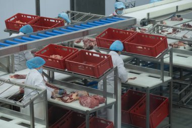 Almaty / Kazakistan - 08.18.2020: Sosis ve et ürünleri üretim fabrikası. İşçiler bileşenleri söker