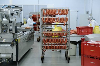Almaty / Kazakistan - 08.18.2020: Sosis ve et ürünleri üretimi için fabrikanın işçileri kontrol ve paketleme ürünleri