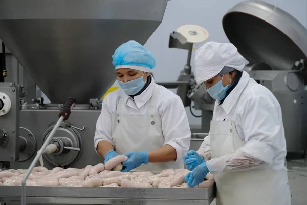 Almaty Cazaquistão 2020 Trabalhadores Fábrica Para Produção Embutidos Produtos Base — Fotografia de Stock