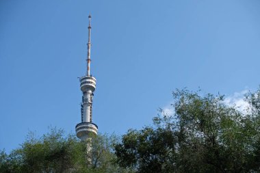 Almaty / Kazakistan - 08.20.2020: Kok-Tobe TV kulesi. Analog televizyon ve radyo yayıncılığı.