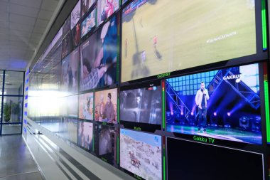 Almaty / Kazakistan - 08.20.2020: Ülke topraklarında yayın yapan düzinelerce ekran. Kok-Tobe TV Kulesi