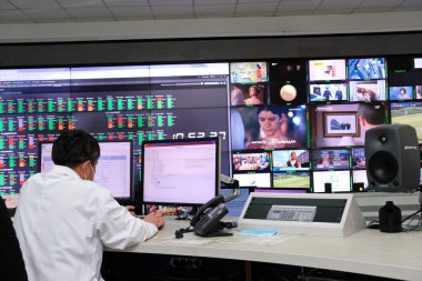 Almaty / Kazakistan - 08.20.2020: TV kulesi çalışanları TV kanallarının yayınını izliyor.