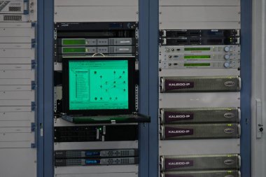 Almaty / Kazakistan - 08.20.2020: Kok-Tobe TV kulesindeki sunucu kontrol paneli.