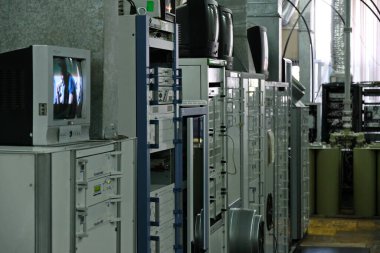 Almaty / Kazakistan - 08.20.2020: Kok-Tobe TV kulesinde sunucu ekipmanlı bir oda