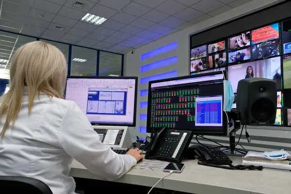 Almaty / Kazakistan - 08.20.2020: TV kulesi çalışanları TV kanallarının yayınını izliyor.