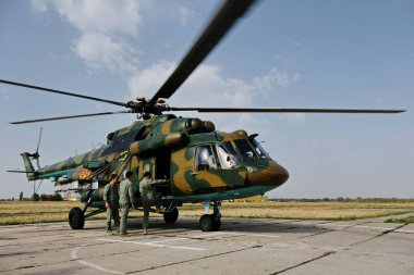 Almaty / Kazakistan - 08.25.2020: Helikopter pisti. Silahlı kuvvetlerin üssü, askerlerin şehrin üzerinde uçmaya hazırlandıkları yer..