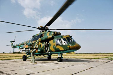 Almaty / Kazakistan - 08.25.2020: Helikopter pisti. Silahlı kuvvetlerin üssü, askerlerin şehrin üzerinde uçmaya hazırlandıkları yer..