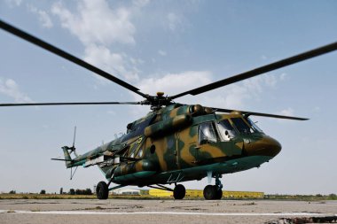 Almaty / Kazakistan - 08.25.2020: Helikopter pisti. Silahlı kuvvetlerin üssü, askerlerin şehrin üzerinde uçmaya hazırlandıkları yer..