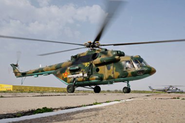 Almaty / Kazakistan - 08.25.2020: Helikopter pisti. Silahlı kuvvetlerin üssü, askerlerin şehrin üzerinde uçmaya hazırlandıkları yer..