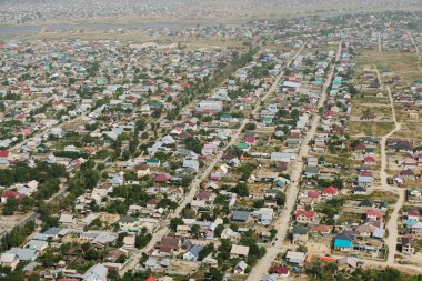Almaty / Kazakistan - 08.25.2020: Askeri helikopterle şehrin etrafında uçmak. Üst görünüm: konut binaları ve altyapı.