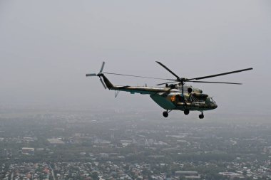 Almaty / Kazakistan - 08.25.2020: Askeri helikopterle şehrin etrafında uçmak. Üst görünüm: konut binaları ve altyapı.