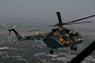 Almaty / Kazakistan - 08.25.2020: Askeri helikopterle şehrin etrafında uçmak. Üst görünüm: konut binaları ve altyapı.