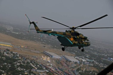 Almaty / Kazakistan - 08.25.2020: Askeri helikopterle şehrin etrafında uçmak. Üst görünüm: konut binaları ve altyapı.