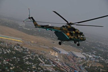 Almaty / Kazakistan - 08.25.2020: Askeri helikopterle şehrin etrafında uçmak. Üst görünüm: konut binaları ve altyapı.