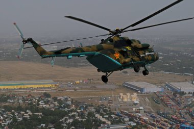 Almaty / Kazakistan - 08.25.2020: Askeri helikopterle şehrin etrafında uçmak. Üst görünüm: konut binaları ve altyapı.