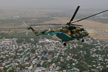 Almaty / Kazakistan - 08.25.2020: Askeri helikopterle şehrin etrafında uçmak. Üst görünüm: konut binaları ve altyapı.
