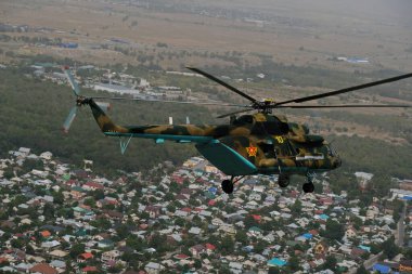 Almaty / Kazakistan - 08.25.2020: Askeri helikopterle şehrin etrafında uçmak. Üst görünüm: konut binaları ve altyapı.