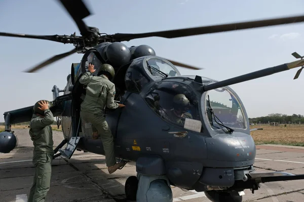 Almaty Kazachstan 2020 Śmigłowiec Baza Sił Zbrojnych Gdzie Żołnierze Szykują — Zdjęcie stockowe