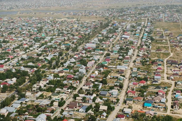 Almaty / Kazakistan - 08.25.2020: Askeri helikopterle şehrin etrafında uçmak. Üst görünüm: konut binaları ve altyapı.