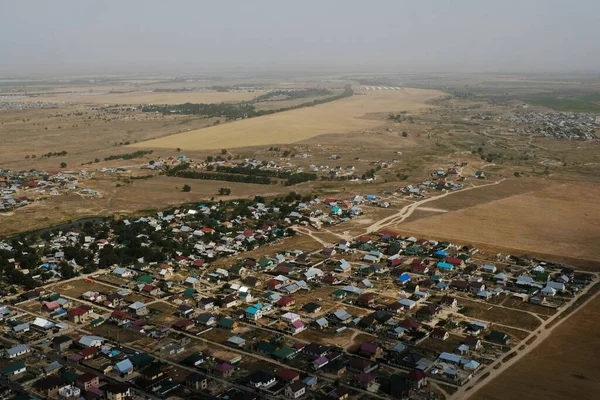 Almaty / Kazakistan - 08.25.2020: Askeri helikopterle şehrin etrafında uçmak. Üst görünüm: konut binaları ve altyapı.