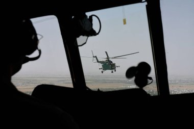 Almaty / Kazakistan - 08.25.2020: Askeri helikopterin pilotu.