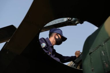 Almaty / Kazakistan - 08.25.2020: Mühendisler kalkıştan önce askeri helikopteri kontrol ediyorlar.