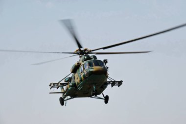 Almaty / Kazakistan - 08.25.2020: Gökyüzünde askeri helikopter. Şehrin üzerinde uçuyor..