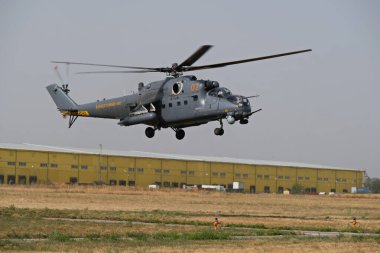 Almaty / Kazakistan - 08.25.2020: Konut binaları, çeşitli altyapı ve tarım arazileri olan bir şehir üzerinde askeri helikopterin kalkışı.