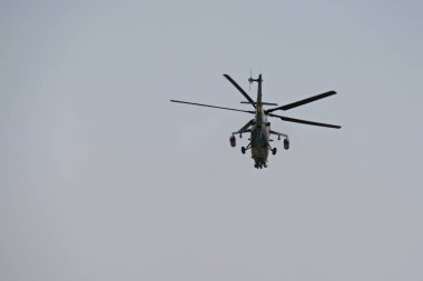 Almaty / Kazakistan - 08.25.2020: Gökyüzünde askeri helikopter. Şehrin üzerinde uçuyor..