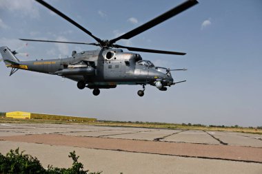 Almaty / Kazakistan - 08.25.2020: Konut binaları, çeşitli altyapı ve tarım arazileri olan bir şehir üzerinde askeri helikopterin kalkışı.