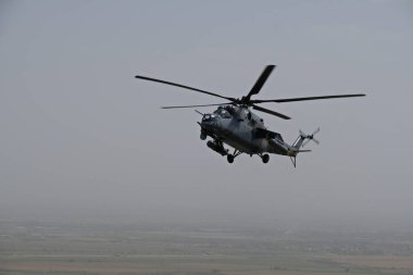 Almaty / Kazakistan - 08.25.2020: Gökyüzünde askeri helikopter. Şehrin üzerinde uçuyor..
