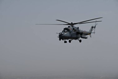 Almaty / Kazakistan - 08.25.2020: Gökyüzünde askeri helikopter. Şehrin üzerinde uçuyor..