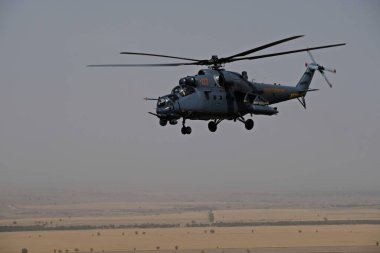 Almaty / Kazakistan - 08.25.2020: Konut binaları, çeşitli altyapı ve tarım arazileri olan bir şehir üzerinde askeri helikopterin kalkışı.