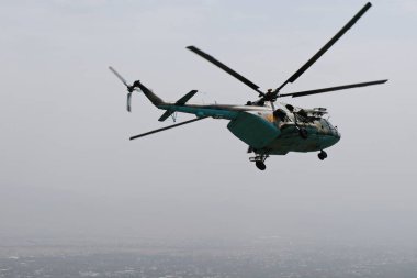 Almaty / Kazakistan - 08.25.2020: Gökyüzünde askeri helikopter. Şehrin üzerinde uçuyor..