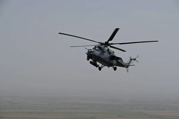 Almaty Kazajistán 2020 Helicóptero Militar Cielo Flyby Sobre Ciudad —  Fotos de Stock
