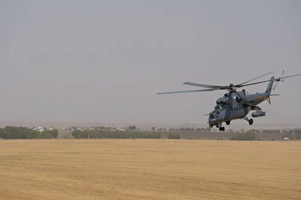 Almaty Kazajstán 2020 Despegue Helicóptero Militar Sobre Una Ciudad Con —  Fotos de Stock